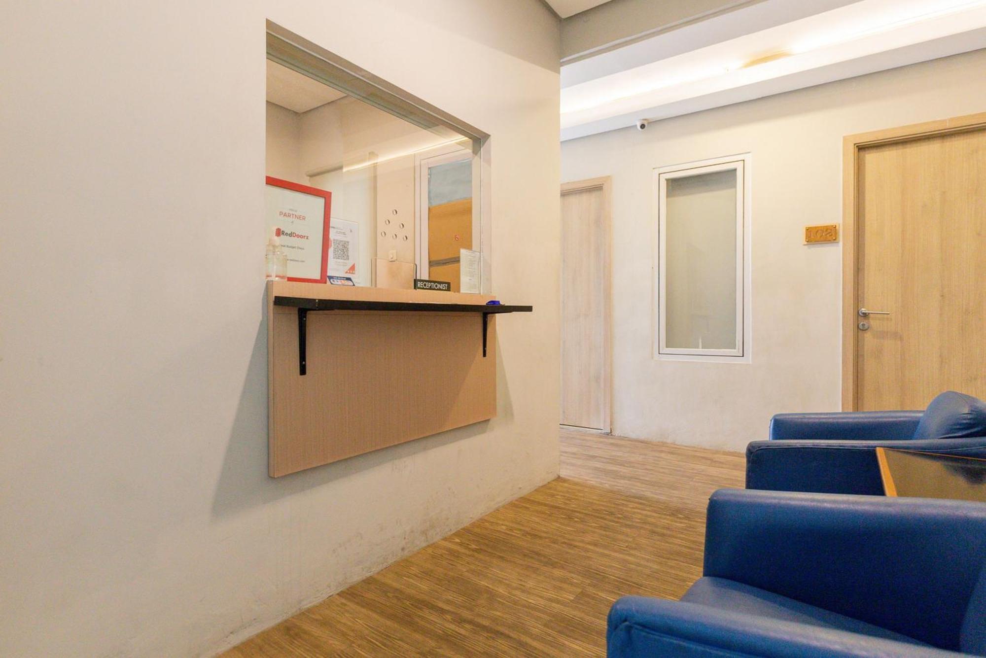 Reddoorz Plus Syariah Near Mall Pondok Indah Джакарта Экстерьер фото