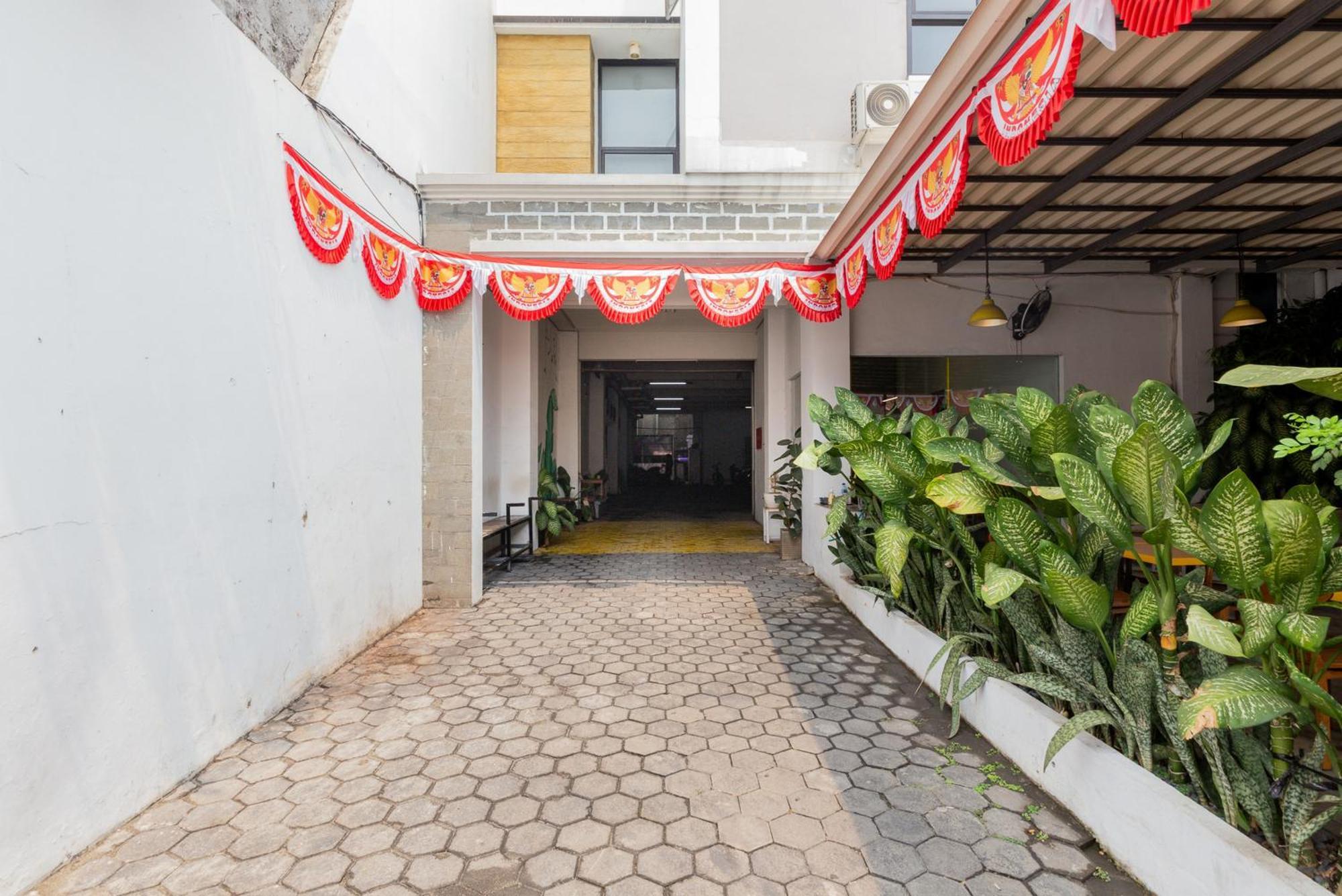 Reddoorz Plus Syariah Near Mall Pondok Indah Джакарта Экстерьер фото