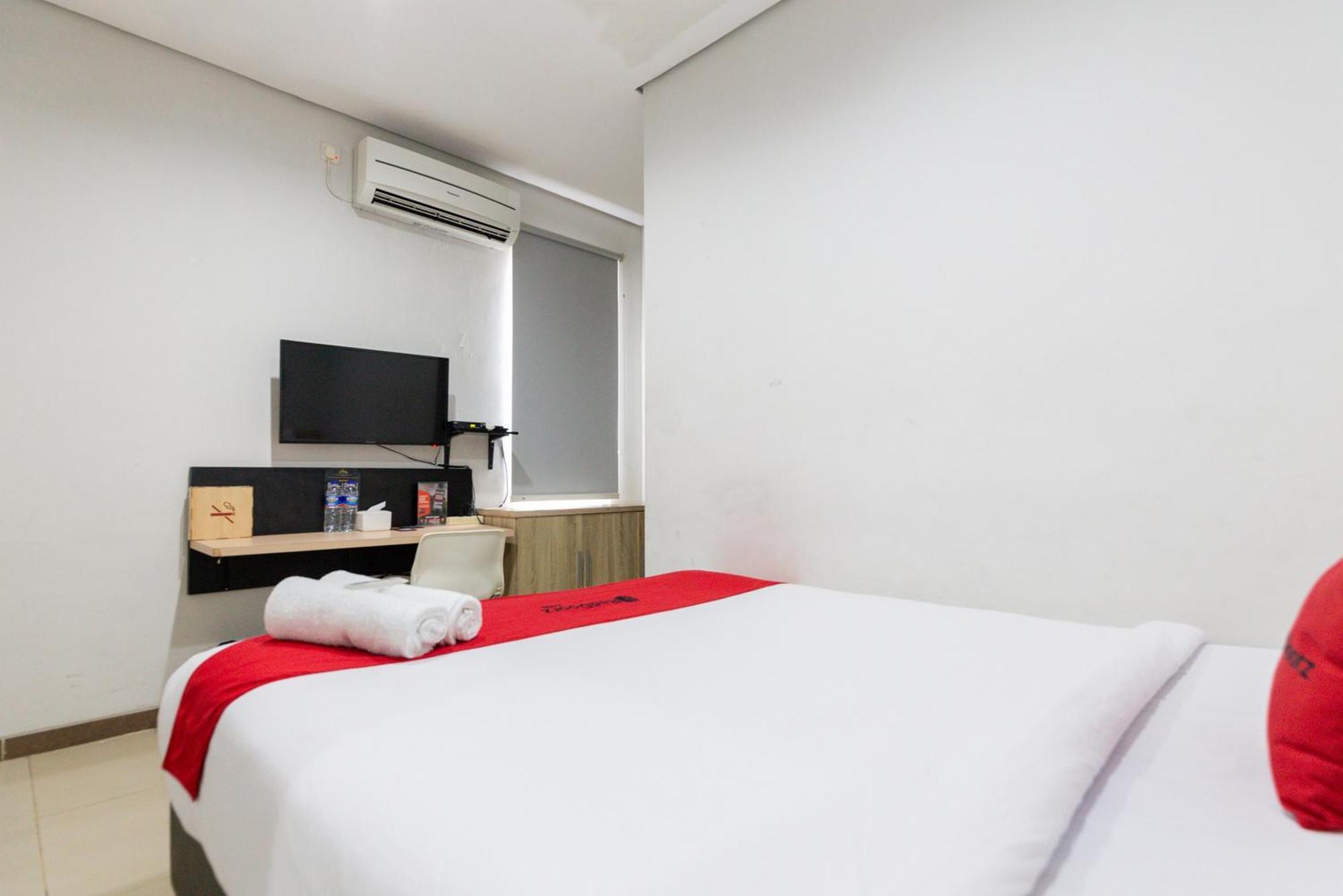 Reddoorz Plus Syariah Near Mall Pondok Indah Джакарта Экстерьер фото