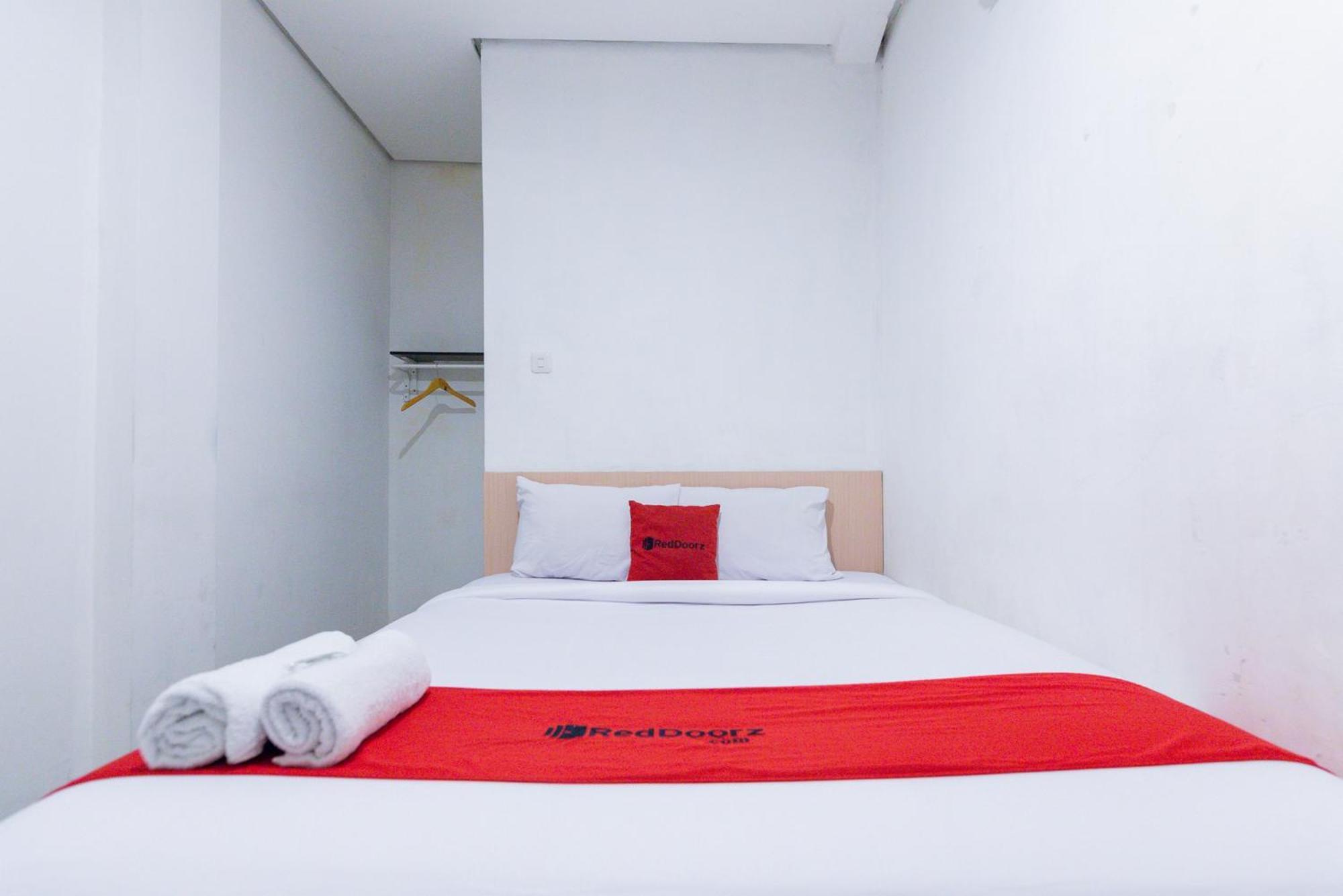 Reddoorz Plus Syariah Near Mall Pondok Indah Джакарта Экстерьер фото