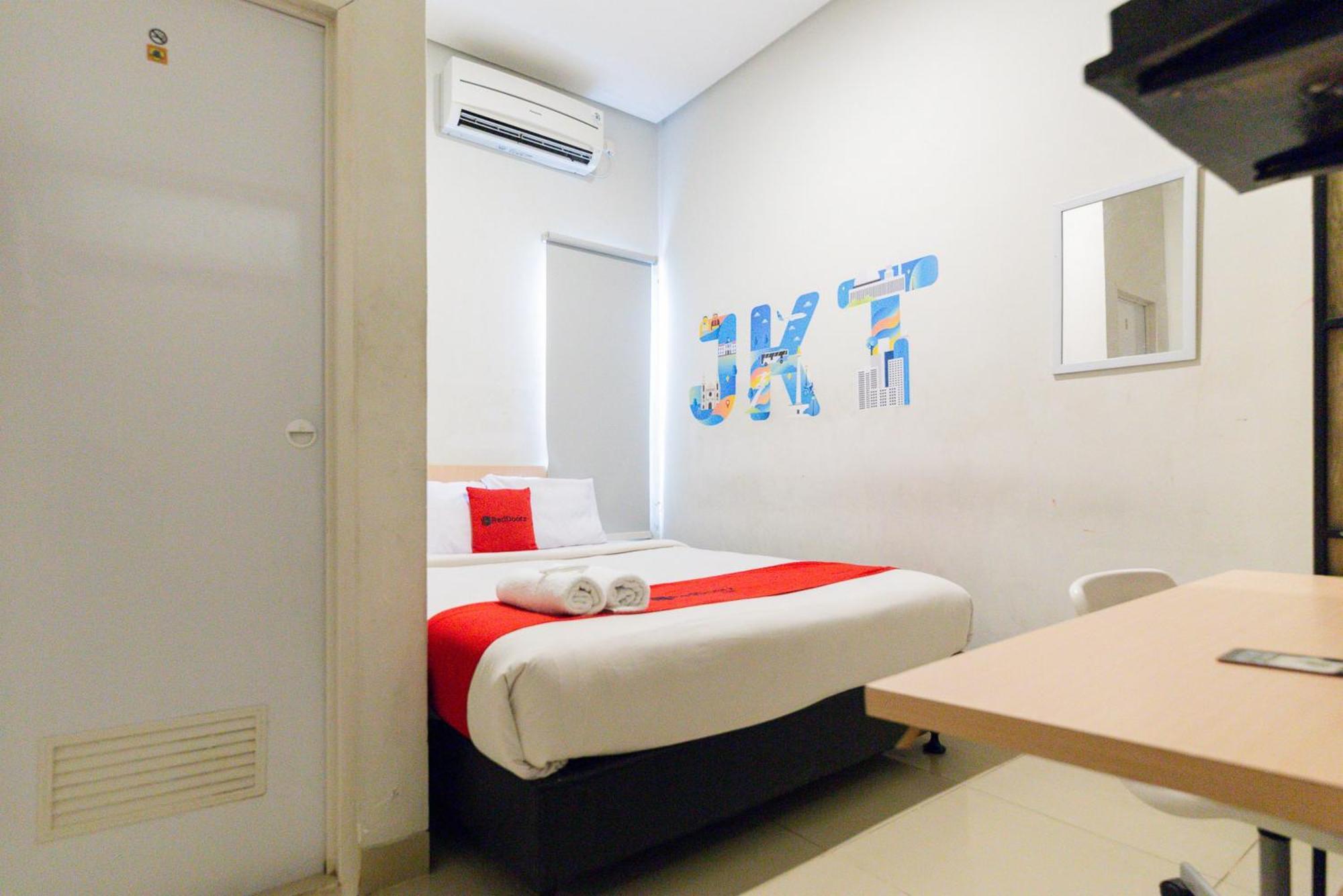 Reddoorz Plus Syariah Near Mall Pondok Indah Джакарта Экстерьер фото