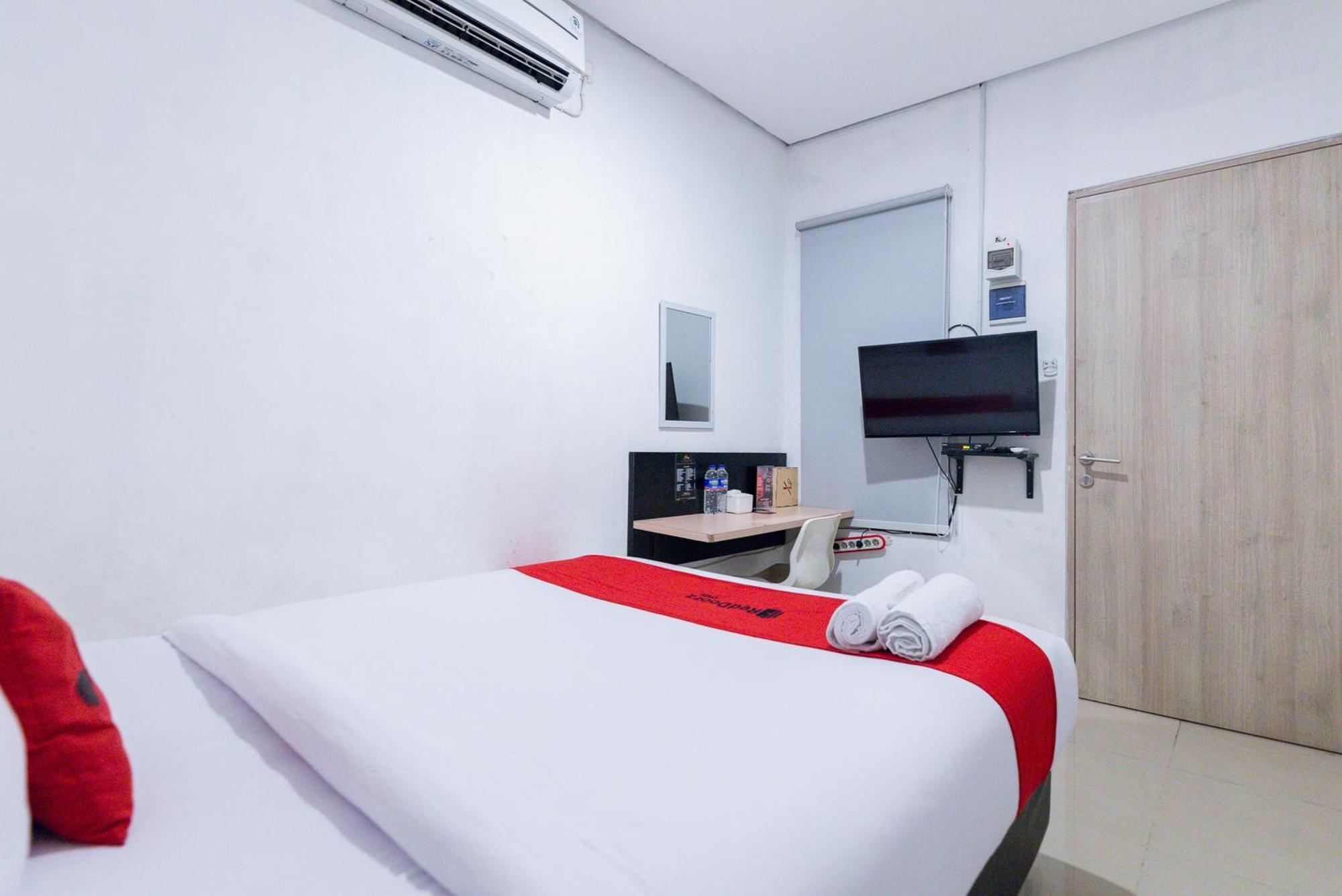 Reddoorz Plus Syariah Near Mall Pondok Indah Джакарта Экстерьер фото