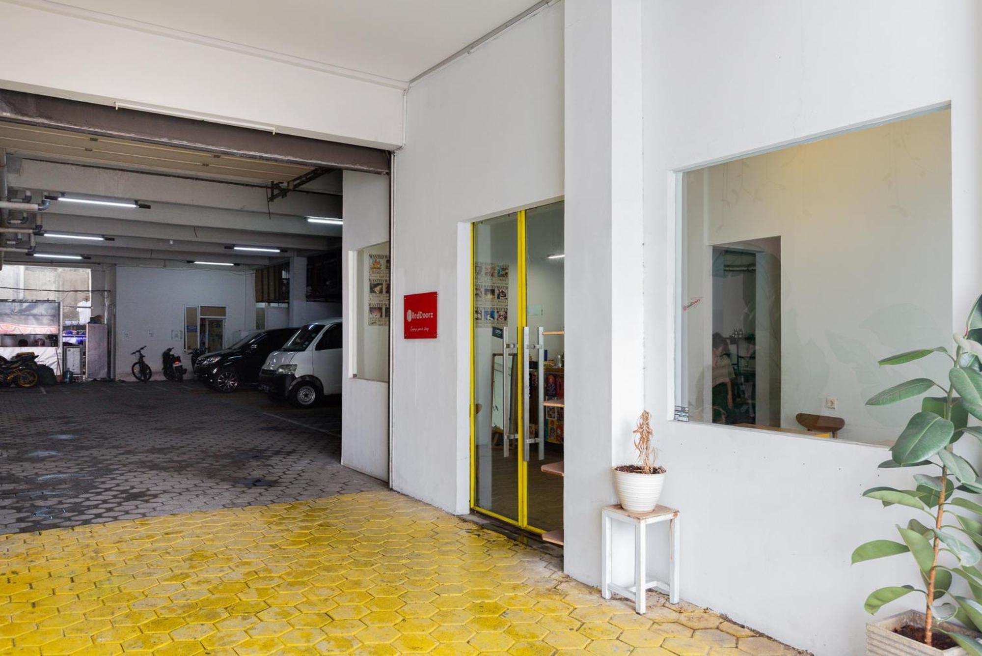 Reddoorz Plus Syariah Near Mall Pondok Indah Джакарта Экстерьер фото