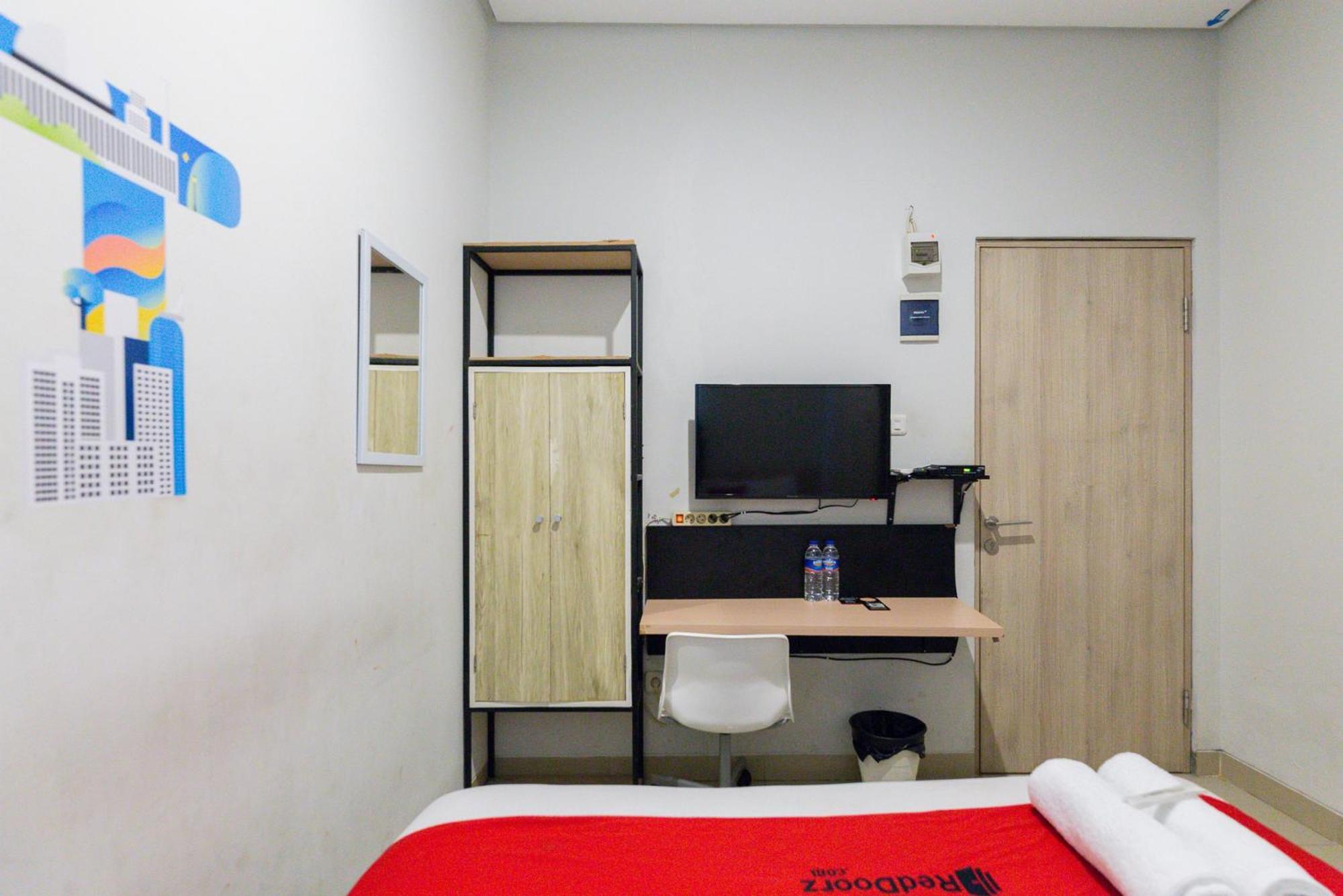 Reddoorz Plus Syariah Near Mall Pondok Indah Джакарта Экстерьер фото