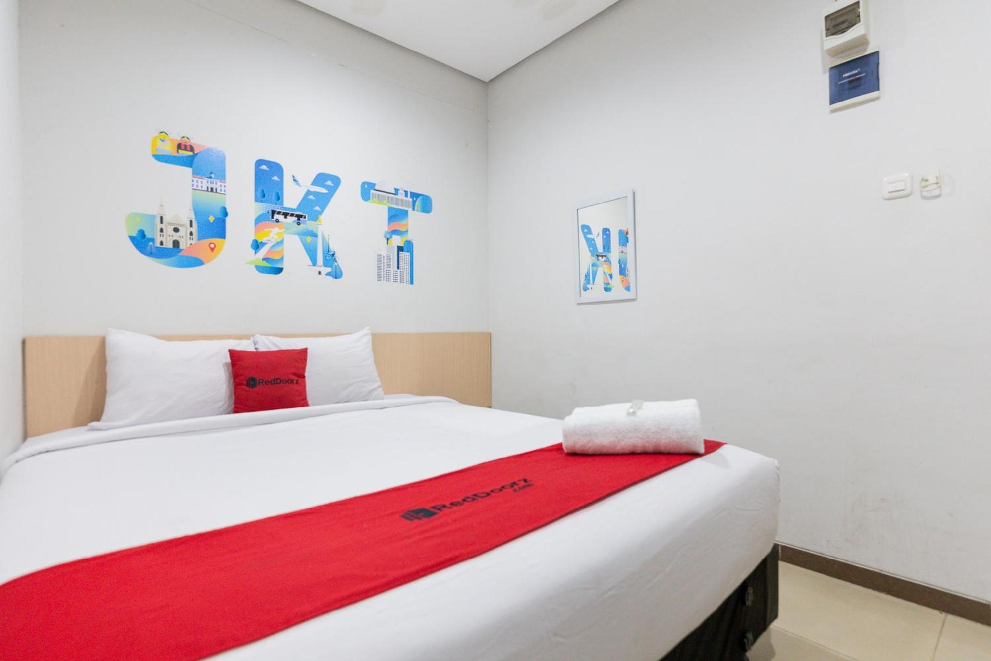 Reddoorz Plus Syariah Near Mall Pondok Indah Джакарта Экстерьер фото