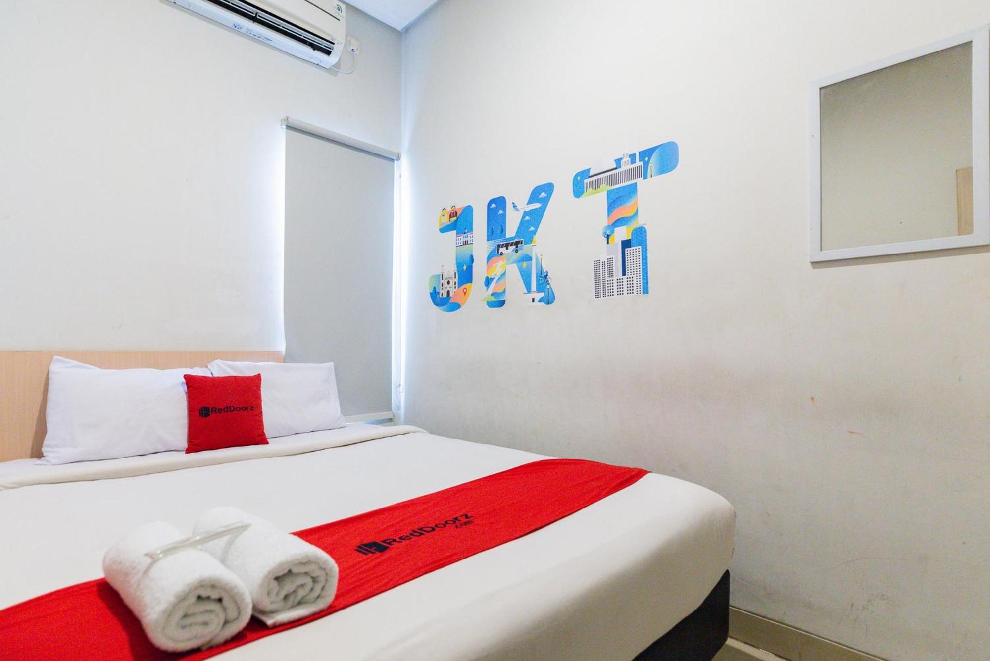 Reddoorz Plus Syariah Near Mall Pondok Indah Джакарта Экстерьер фото