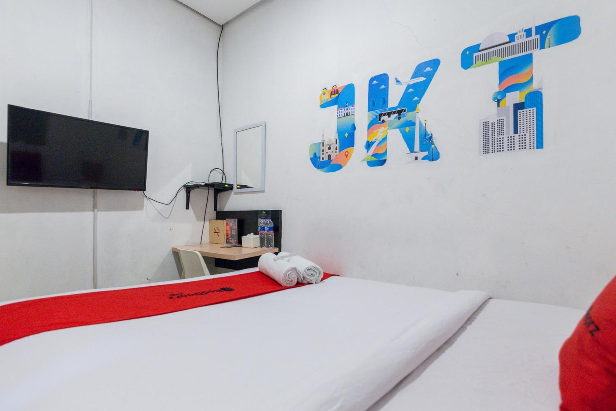 Reddoorz Plus Syariah Near Mall Pondok Indah Джакарта Экстерьер фото