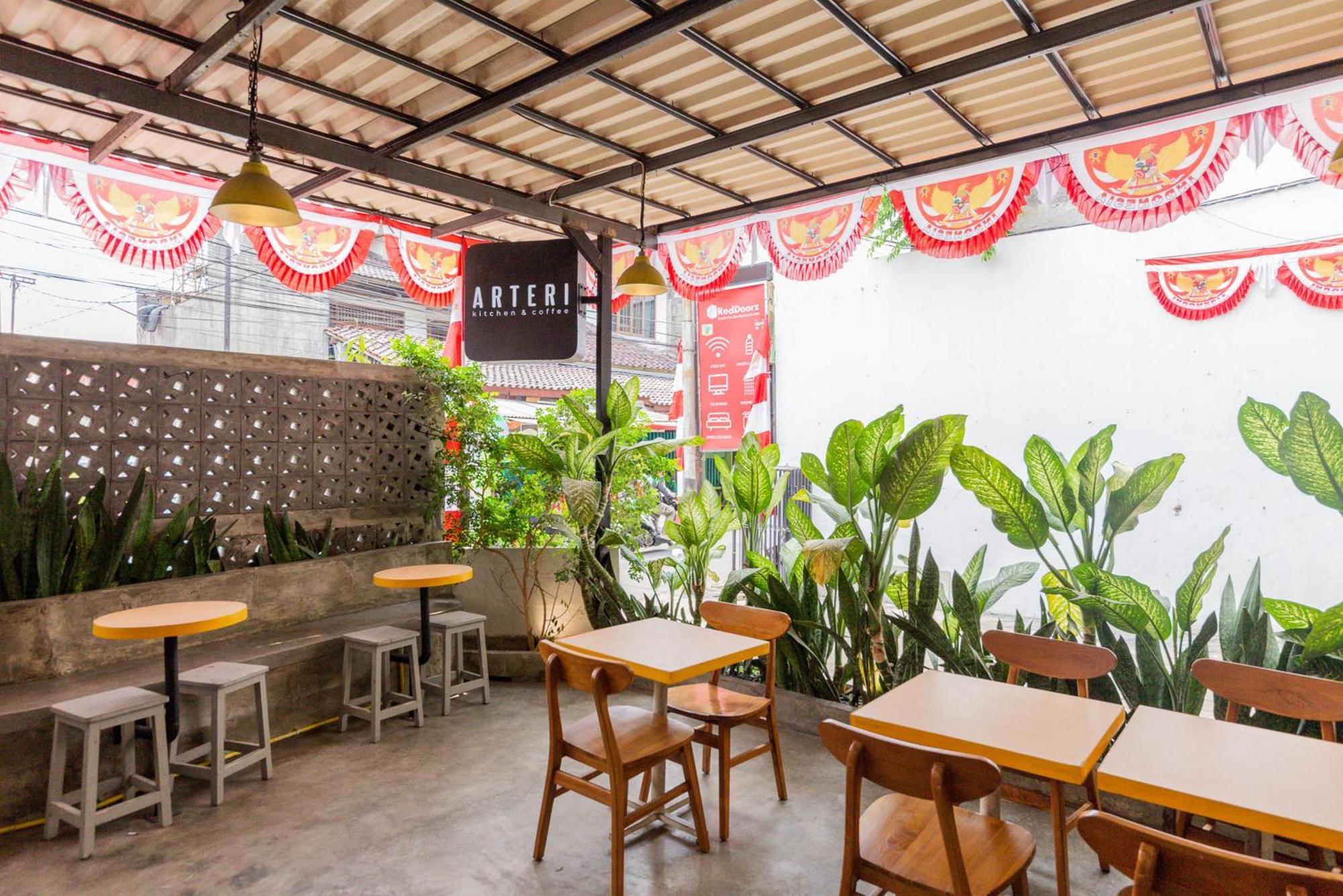 Reddoorz Plus Syariah Near Mall Pondok Indah Джакарта Экстерьер фото